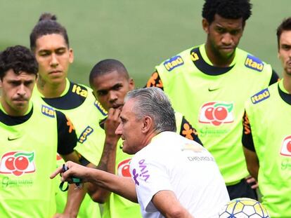 Tite instrui os atletas brasileiros para o clássico.