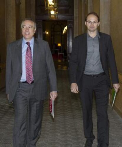 El líder del PSC, Pere Navarro (i), y el de ICV-EUiA, Joan Herrera, tras una reunión en el Parlament.