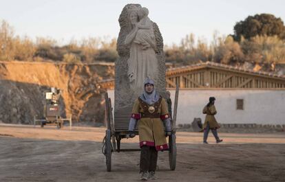 Un soldado visigodo carga una réplica de la Virgen Blanca de la catedral de Toledo.