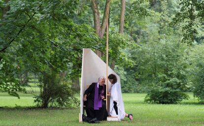 Un cura escucha la confesión de una peregrina, en el parque Blonia de Cracovia, Polonia, el primer día de las JMJ, 26 de julio.