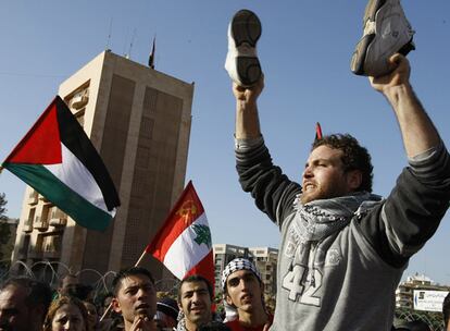 Protestas de libaneses y palestinos en los aledaños de la embajada egipcia en Beirut. Los manifestantes han tomado sus zapatos y han hecho gestos de lanzarlos, un insulto en el mundo árabe.