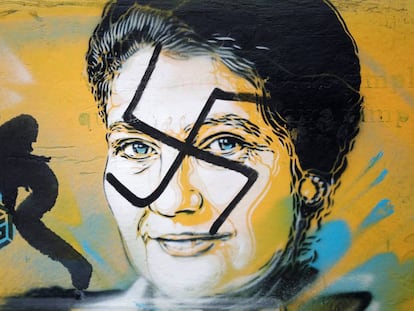 Um retrato da falecida política francesa Simone Veil, sobrevivente do Holocausto, coberta por uma suástica em Paris.