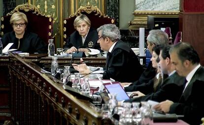 El fiscal Javier Zaragoza, en el centro de la imagen, durante su alegato. 
 