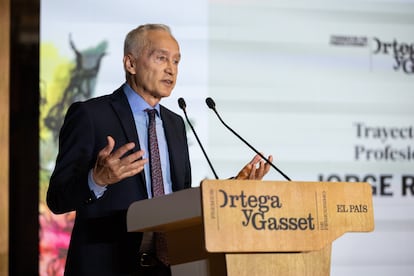 Jorge Ramos recibe el premio a toda su trayectoria periodística.