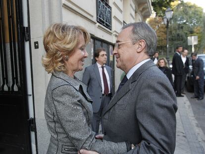 La presidenta de la Comunidad de Madrid, Esperanza Aguirre, se abraza a Florentino Pérez.
