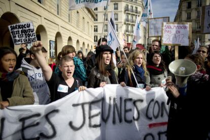 Estudiantes toman parte en una de las manifestaciones frente al Senado, en París, contra la reforma de las pensiones.