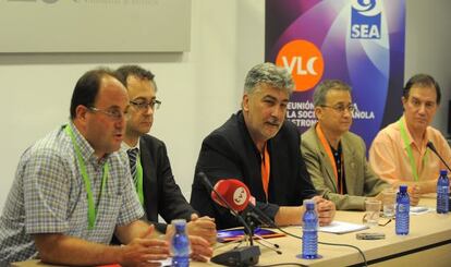 Eduardo Ros, José Carlos Guirado, Emilio Alfaro, Jaime Zamorano y Enric Marco, presentan el congreso de astronomía en Valencia.