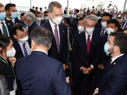 Felipe VI conversa con el presidente de la Generalitat, Pere Aragonès, a la derecha, en presencia del presidente coreano, Moon Jae-in, a la izquierda.