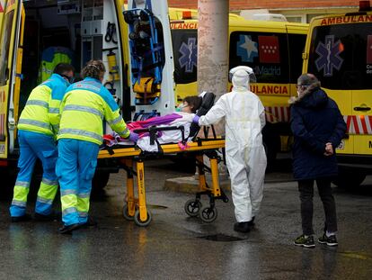 Sanitarios en acción en el hospital 12 de octubre de Madrid