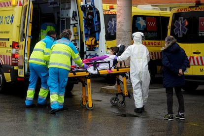 Sanitarios en acción en el hospital 12 de octubre de Madrid