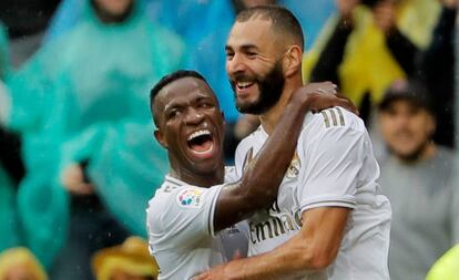 Vinicius abraza a Benzema tras el segundo tanto del francés al Levante.