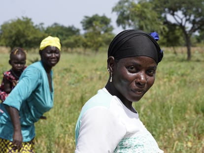 Maimuna (izquierda) y Azeta (derecha) huyeron de Namssiguia, al suroeste de Burkina Faso. Mendigaron un tiempo por Bobo-Dioulasso, hasta que encontraron trabajo en el campo durante la época de lluvias.