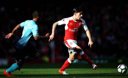 El defensa Hector Bellerin juega el bal&oacute;n durante el partido contra el Swansea.