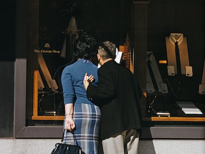 A couple looks into a window on a New York street in 1955.