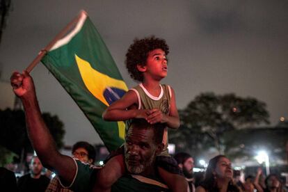 Un grupo de personas protesta en São Paulo el pasado 29 de septiembre contra el candidato conservador Jair Bolsonaro