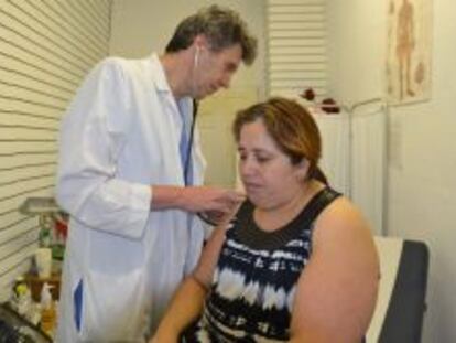 Un m&eacute;dico atiende a una paciente en su consulta.