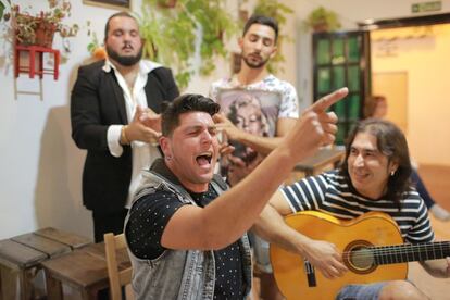 Juan apodado 'el Cañejo' es cuarta generación de almadraberos tiene 36 años y cuando no hay faena en la Almadraba se busca la vida como  Cantaor flamenco por los tablaos de la zona .reportaje Almadraba Barbate temporada 2016