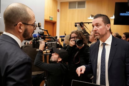 El abogado de Marius Borg Høiby, Oeyvind Bratlien, y el abogado de la Policía, Andreas Kruszewsk, en la sala del tribunal de Oslo este miércoles 20 de noviembre.