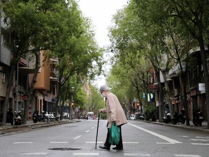 Una mujer atraviesa una calle de Barcelona el pasado 1 de abril.