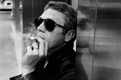 Steve McQueen. El otro rebelde eterno.

	Como James Dean, Steve McQueen compartía esa atracción fatal por la cara más peligrosa de la vida y la velocidad como hoja de ruta existencial. Aunque desprovisto de la fragilidad que emanaba la figura de Dean, el protagonista de La gran evasión cultivó a lo largo de su vida esa imagen de rebelde eterno. Con o sin causa.