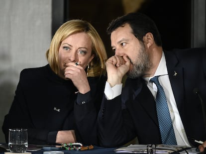 La primera ministra italiana, Giorgia Meloni, junto a titular de Transportes, Matteo Salvini.