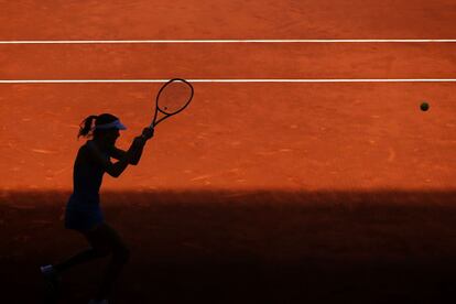 La tenista serbia Ana Ivanovic devuelve una pelota a la rumana Simona Halep durante el partido de cuartos que han disputado en el torneo Mutua Madrid Open. Finalmente, Halep se ha impuesto a la tenista serbia.