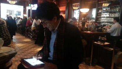El caricaturista, Xavier Bonilla, 'Bonil', en un restaurante de Washington.