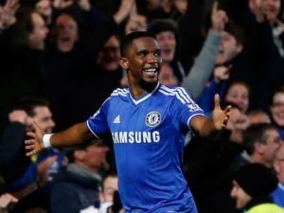 Eto'o celebra uno de sus goles al Manchester United