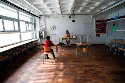 Un alumne i la seva professora, en una escola de Sitges. 