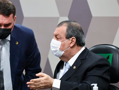 O senador Flávio Bolsonaro (Patriota-RJ), à esquerda, e o presidente da CPI da Pandemia, Omar Aziz (PSD-AM), em uma sessão da comissão do Senado em 12 de agosto.