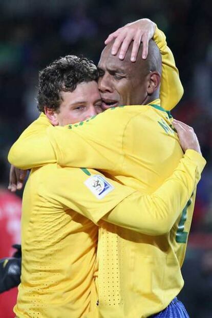 Elano y Maicon se abrazan tras el primer gol de Brasil.