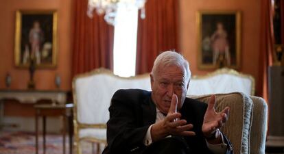 El ministre García-Margallo, al palau de Viana, durant l'entrevista.