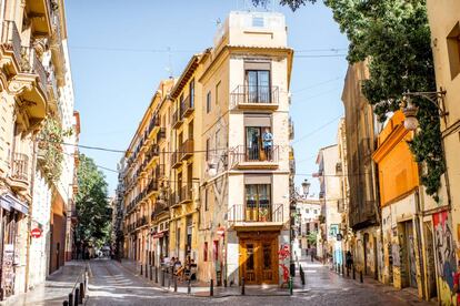 Granada, Huelva, Teruel y Valencia, con el 3%, son las capitales donde más asciende el valor catastral. En la imagen, las calles Alta y Baja del Barrio de El Carme en Valencia.