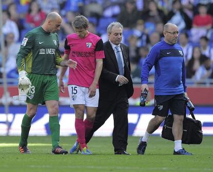 Willy Caballero abandona el campo despu&eacute;s de lesionarse en el partido ante el Espanyol