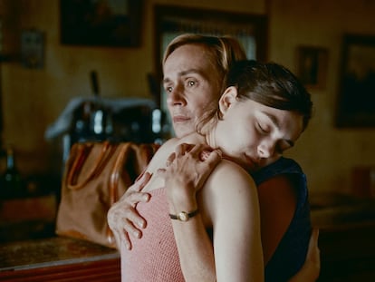 Sandrine Bonnaire y Anamaria Vartolomei en un momento de 'El acontecimiento', basada en el aborto clandestino de Annie Ernaux en 1963.
