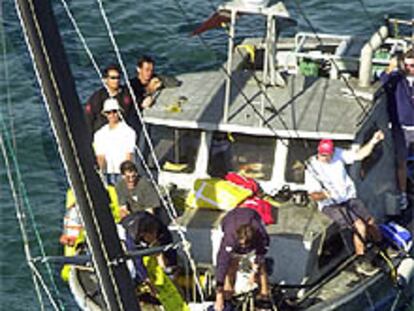 Colaboradores de Dennis Conner intentan sacar a flote el barco hundido.