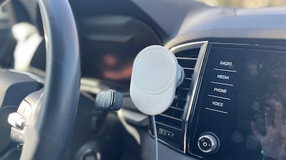cargadores con Bluetooth para el coche sobre una mesa de madera.