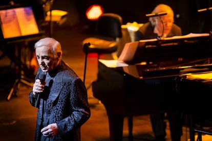 El cantante, compositor y actor Charles Aznavour es considerado el embajador de la canción francesa. A los 90 años de edad, seguía en activo como uno de los cantantes franceses más populares y de carrera más extensa. En la imagen, durante una presentación en el Gran Teatro del Liceu de Barcelona en 2014.