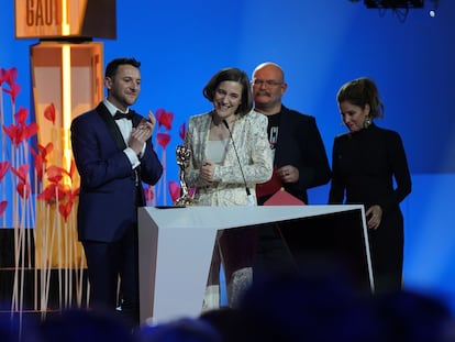 Carla Simón y Arnau Vilaró recogen en la gala de los XV Premis Gaudí el galardón a Mejor guión original por la película 'Alcarràs'.