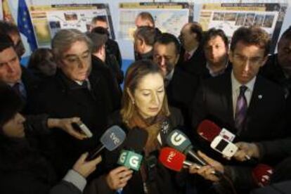 La ministra de Fomento, Ana Pastor, acompañada por el presidente de la Xunta de Galicia, Alberto Núñez Feijóo, atiende a los medios durante la inauguración de los dos últimos tramos gallegos de la Autovía del Cantábrico (A-8).