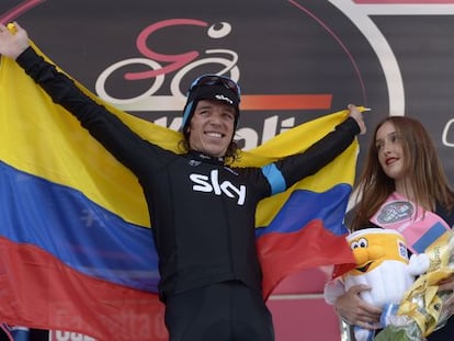 Rigoberto Urán celebra en el podio su victoria.