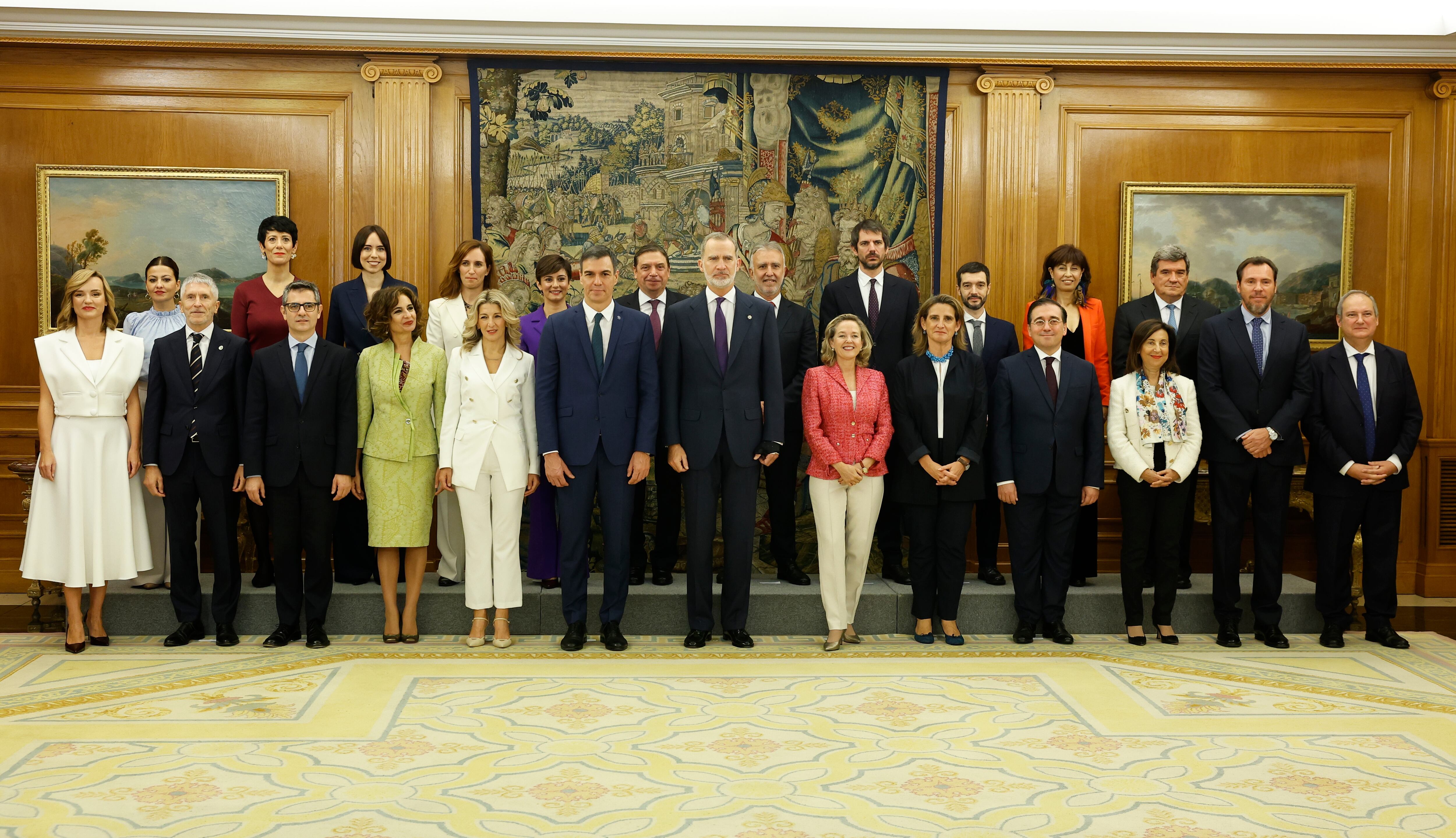 El Rey y el presidente del Gobierno posan para la foto de familia junto a los miembros del nuevo Ejecutivo en el Palacio de la Zarzuela.