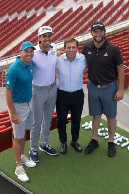 De izquierda a derecha, Sergio García, Rafa Cabrera Bello, José Luis Martínez Almeida y Jon Rahm, en el Wanda.