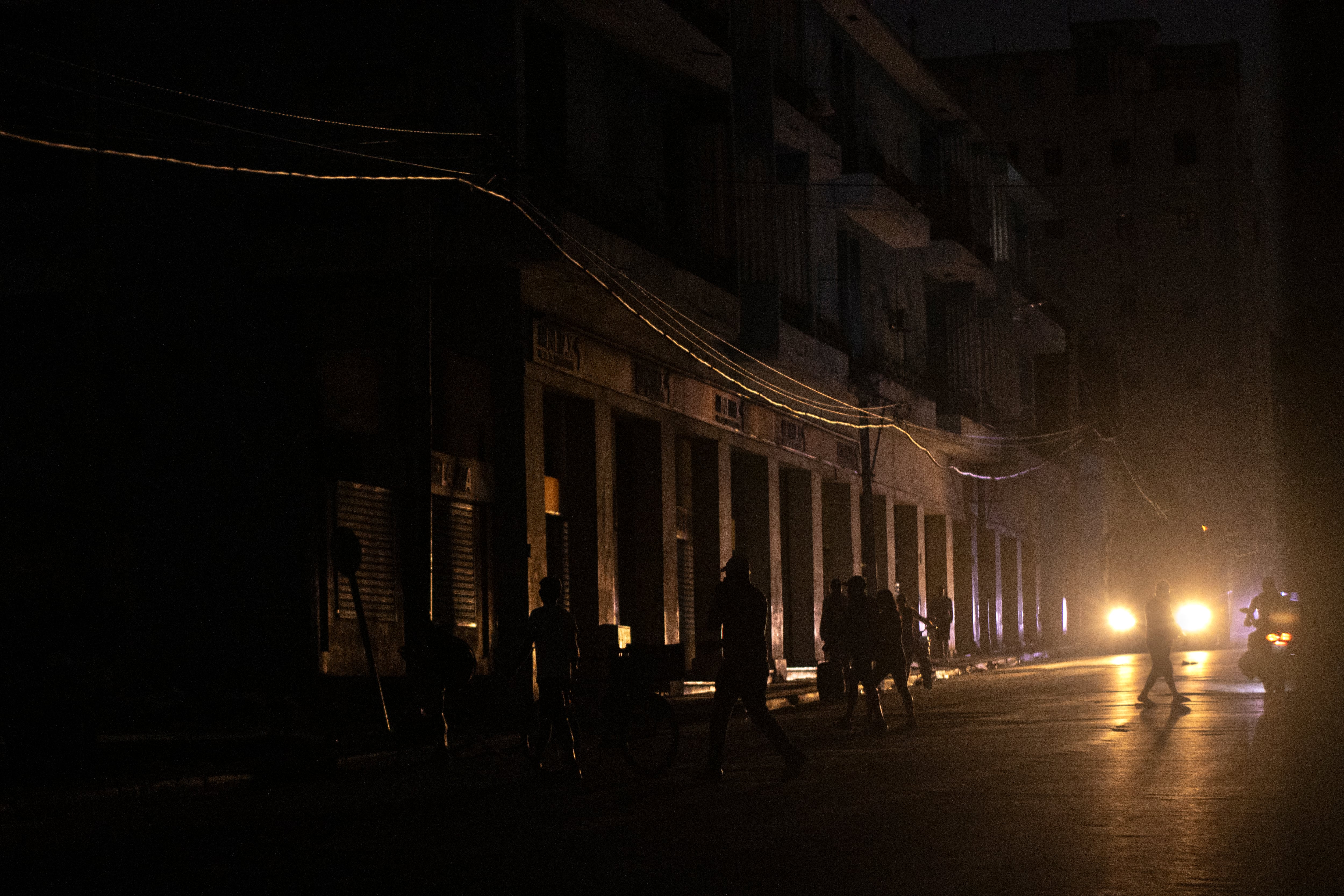 Apagón en la calle Belascoain en el centro de La Habana.