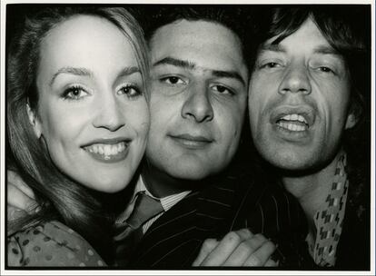 En la mayoría de retratos tomados por Pigozzi aparecen amigos suyos. En la imagen con la modelo británica Jerry Hall y el líder de los Rolling Stones, Mick Jagger. Hijo de un empresario italiano, Pigozzi es un 'playboy' educado que accede al 'jet set' sin necesidad de ocultar su cámara.