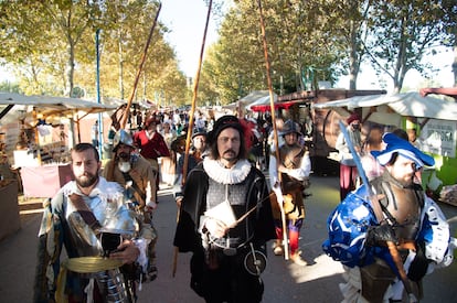 Un pasacalles que recrea la batalla de Lepanto, durante la inauguración del mercado cervantino del año pasado, el 9 de octubre.