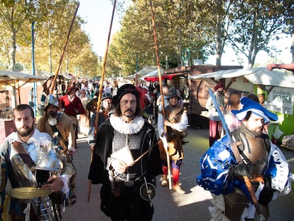 Un pasacalles que recrea la batalla de Lepanto, durante la inauguración del mercado cervantino del año pasado, el 9 de octubre.