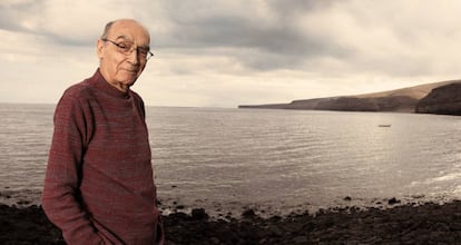 José Saramago, na praia Quemada, entre os municípios de Yaiza e Tías, em Lanzarote, Espanha, em uma imagem de 2007.