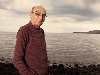 José Saramago, en playa Quemada, entre los municipios de Yaiza y Tías, en Lanzarote, en una imagen de 2007.