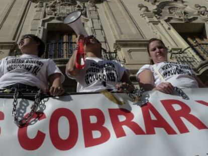 Trabajadores de ayuda a domicilio protestan ante el Ayuntamiento de Jaén